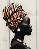 une femme portant un foulard africain traditionnel